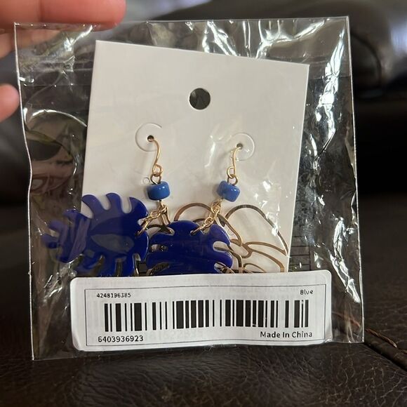 Women’s Blue leaf style earrings NIP - Picture 3 of 4